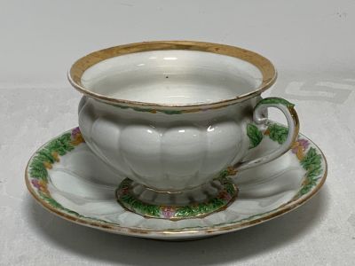 כוס וצלוחית פורצלן מייסן מעוטר פרחים ועלים צבוע ביד חתום קוטר הכוס: 10 ס''מ, קוטר הצלוחית: 15 ס''מ