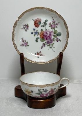 כוס וצלוחית פורצלן מייסן מעוטר פרחים ועלים חתום עם מעמד ועץ קוטר הצלוחית: 13.5 ס''מ קוטר הכוס: 