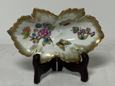 קערת פורצלן HEREND הונגריה ציור עבודת יד חתום וממוספר עם מעמד עץ גובה כולל המעמד: 11.5 ס''מ