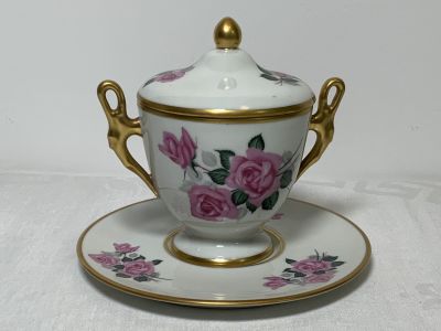 בונבונירת פורצלן עם צלוחית חתום מעוטר פרחים וציפוי זהב קוטר צלוחית: 19 ס''מ גובה: 15.5 ס''מ