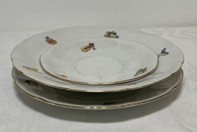 לוט 3 צלחות פורצלן PIRKEN AMMER צ'כוסלובקיה מעוטר דמויות ילדות חתום קוטר צלחת שטוחה: 22 ס''מ 