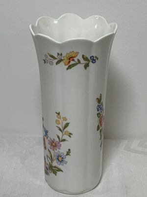 אגרטל פורצלן AYNSLEY מעוטר פרחים ופרפרים צביעה איכותית חתום גובה: 21 ס''מ