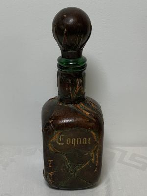 בקבוק ליקר זכוכית ירוק ועור גובה כולל פקק: 27.5 ס''מ גודל בסיס: 9X9 ס''מ