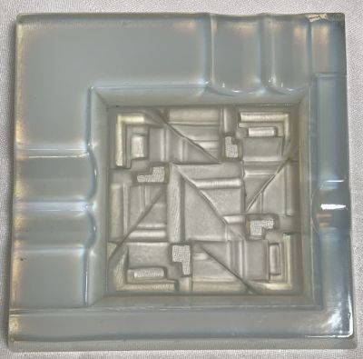 מאפרת קריסטל צרפתי חתום ציפ קטן בפינה (שבר קטן בפינה) גודל: 12X12 ס''מ