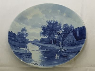 צלחת פורצלן DELFT ציור דמויות בעיירה על הנהר חתום ממוספר קוטר: 23.5 ס''מ