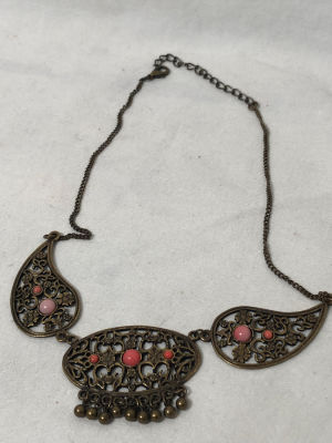 שרשרת עם תליוני נחושת ביחד 14 ס"מ רוחב עם אבני קוראל ושרשרת 35 ס"מ אורך