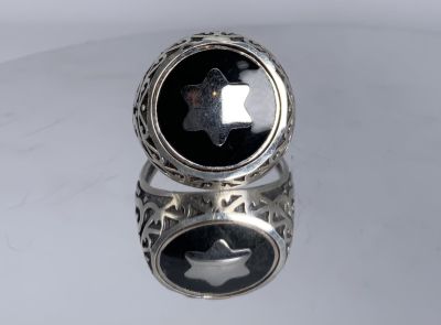 טבעת לגבר כסף 925 עם אבן שחורה ומגן דוד 10 US (שבר קטן בטבעת ראו בתמונות) משקל: 12 גרם