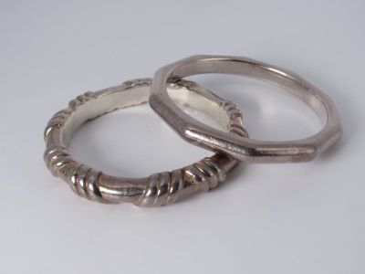 2 צמידי כסף קוטר: 6.5 ס''מ כל צמיד משקל כולל: 14 גרם