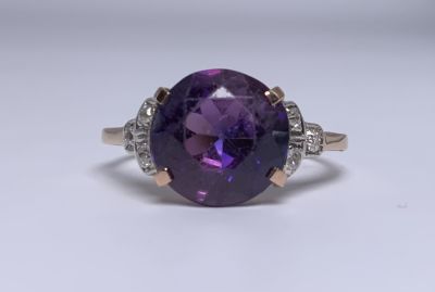 טבעת זהב 14K משובץ אבן חן סגולה עם שריטות בחלק העליון ו6 יהלומים קטנים במשקל סה״כ כ-10 נקודות 