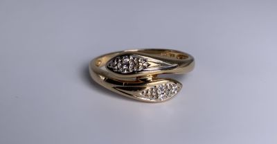 טבעת זהב 14K משובץ 6 יהלומים קטנים כ-6 נקודות סה״כ משקל הטבעת 2.1 גרם מידה 6.5US