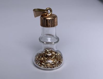 תליון זהב 14K וזכוכית ממלוא חתיכות זהב דקות משקל כולל 3.3 גרם (לרשום מידה)