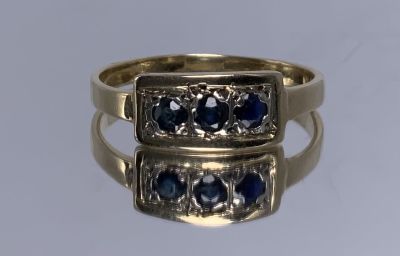 טבעת זהב 14K משובץ שלושה ספירים כחולים חתום משקל 1.8 גרם מידה 6.5US
