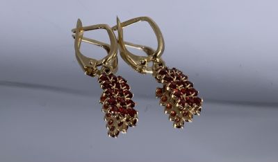 זוג עגילי זהב צהוב 14K משובצים 15 אבני גראנט כל עגיל משקל כולל של העגילים 3.2 גרם אורך העגיל 3 ס׳׳מ