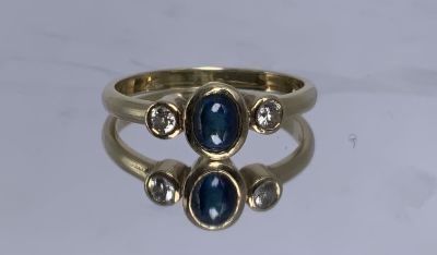 טבעת זהב צהוב 14K משובץ ספיר בליטוש קבושון ושני יהלומים בצדדים כ-3 נקודות כל אחד משקל: 2.4 גרם 