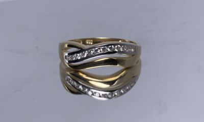 טבעת זהב צהוב ולבן 14K משובץ 12 יהלומים כ-12 נקודות סה"כ משקל: 2.2 גרם מידה: 7.5US