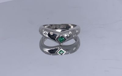 טבעת זהב 18K משובץ אמרלד ירוק ליטוש פרינסס עם 8 יהלומים משקל טבעת: 4.2 גרם מידה: 6.5US