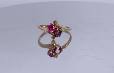 טבעת זהב 14K משובץ שני אבני חן אדמדמות משקל טבעת: 2.7 גרם מידה: 7US