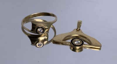 סט טבעת ותליון משובץ יהלום בודד בכל אחד יהלומים בגדלים שונים כ-12 נקודות מעוטר אמייל דק מסביב 