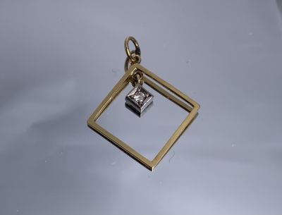 תליון זהב צהוב ולבן 14K משובץ יהלום בודד משקל: 1.4 גרם