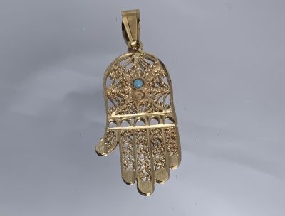 תליון זהב צהוב 14K חמסה משובץ טורקיז ועבודת פיליגרם גודל: 3.5X1.8 ס''מ משקל: 1.9 גרם