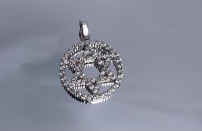 תליון זהב לבן 14K משובץ זירקונים קוטר התליון: 1.7 ס''מ משקל: 2 גרם