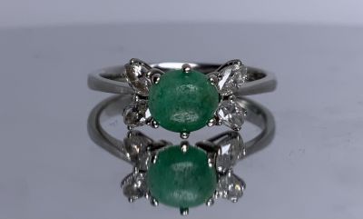 טבעת זהב לבן 18K משובץ אמרלד קבושון ו4 יהלומים בליטוש מרקיזה משקל הטבעת: 3.2 גרם מידה: 7US