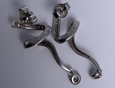 זוג עגילי זהב לבן H.STERN 18K משובץ 10 יהלומים בכל עגיל נקי לבן חתום בעיצוב מיוחד נצמד לאוזן 