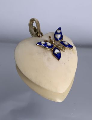 תליון לב ופרפר זהב 14K משובץ 2 יהלומים קטנים ומעוטר אמייל הלב גילוף עבודת יד גודל התליון: 3X3.5 ס''מ