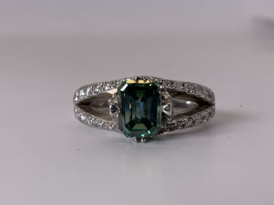 טבעת זהב לבן 14K משובץ אבן חן צבעונית בליטוש מלבני ועוד 46 יהלומים מסביב משקל הטבעת: 4.35 גרם 