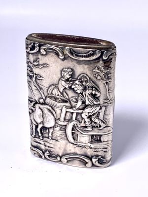 קופסה לגפרורים עתיקה כסף עם תבליטים חתומה ומתכת 6X4 ס"מ