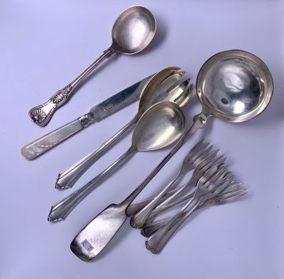 לוט 5 כלי הגשה כסף שונים ועוד 7 מזלגות כסף לעוגה - משקל נטו 618 גרם - סכין עם ידית אם הפנינה 63 