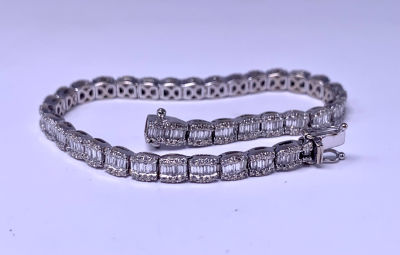 צמיד טניס מעולה ומיוחד - זהב לבו 18 קרט 16 גרם - אורך 18 ס"מ משובץ : 144 יהלומים ליטוש בגט ועוד 