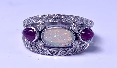 טבעת זהב לבן 14 קרט 5 גרם עם 2 רובי קבושון טיפות כ0.15 CTכ"א - אופל אובלי איכותי 5X9 מ"מ - כ 34 