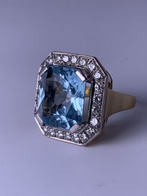 טבעת גדולה ומרשימה זהב 18 קרט חתום 750 - משנות ה 40 -משקל 16,6 גרם עם בלו טופז כ 12 CT( 15X16 