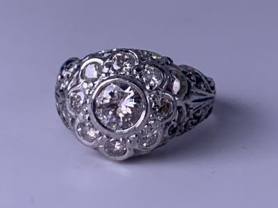 טבעת זהב לבן 14 קרט עם יהלום עגול כ 0.56 CT ניקיון P1 - לבן ( 5.7-3 מ"מ ) ועוד 8 יהלומים של 8 