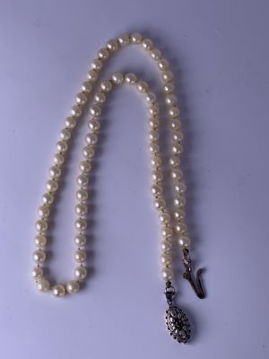 מחרוזת פנינים מתורבתות יפות 6 מ"מ לבן עם גוון צהבהב 50 ס"מ אורך עם סוגר זהב לבן 14 קרט עם ספיר 