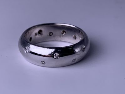 טבעת "קאשי" עבודת יד זהב לבן 14 קרט - 8,4 גרם - רוחב 6.2 מ"מ עם 14 יהלומים של 2 נק' כ"א נקי 