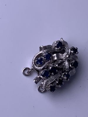 סוגר זהב לבן 14 קרט - 4,7 גרם - למחרוזות 2 שורות עם ספירים כחולים - 14X18 מ"מ