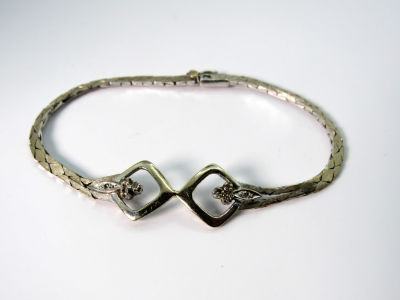 צמיד זהב לבן 18 קרט איטלקי - 13 גרם - עם 8 יהלומים של 1 נק' כ"א - אורך 20 ס"מ - עיצוב קלאסי 