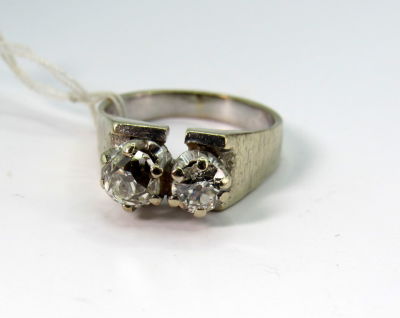 טבעת זהב לבן 14 קרט חתומה - 5 גרם -משובת 2 יהלומים בליטוש אירופי ישן "OEC" במשקלים אחד כ 0.60 