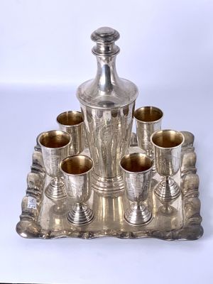 לכבוד "מדינה עברית - כסלו תש"ח " סט כסף לשנאפס כולל בקבוק עם 6 גביעים - עבודת חריטות מפת ישראל 