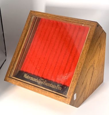 קופסה לאיחסון ותצוגת עטים מעץ וזכוכית ישנה 
עם מגירה נשלפת לעטים 
מידות חזית 22x22סמ עומק 19 סמ 