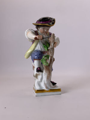 פסלון פורצלן Meissen נער ויקטוריאני מגלף עץ חתום וממוספר גובה 10 ס''מ (יש ציפים ראו בתמונות)