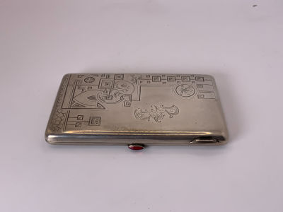 קופסת כסף 84 לסיגריות מעוטר עבודת חריטות ואבן חן אדומה חתימת כסף והאמן עם הקדשה בחלק הפנימי 