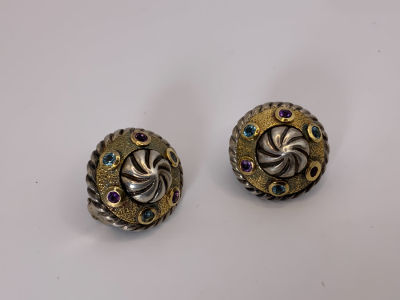 זוג עגילי כסף 925 וזהב 18K משובץ 6 אבני חן צבעוניות בכל אחד קוטר העגיל 2 ס''מ חתום משקל 22 גרם