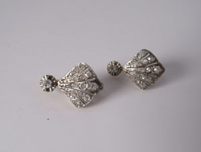 זוג עגילי זהב 18K צהוב ולבן בצורת קונכיה משובץ 17 יהלומים בגדלים שונים כל אחד משקל 4.2 גרם זהב 