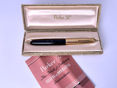 עט נובע 51 PARKER מצב נדיר עם קופסה ופרוספקט - כולל סימון גיר מקורי על העט - מכסה ציפוי זהב 12 
