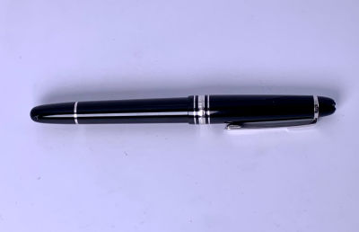 עט נובע MONT BLANC מודל 145 שחור ועיטור פלטיניום ציפורן זהב 14 קרט במצב כמעט חדש - 14 ס"מ