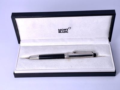 עט רולר יוקרתי MONT BLANC עבודת חריטה בגוף שחור מצב טוב מאוד 
עם מעט סימני שימוש עם קופסה - 13.5 
