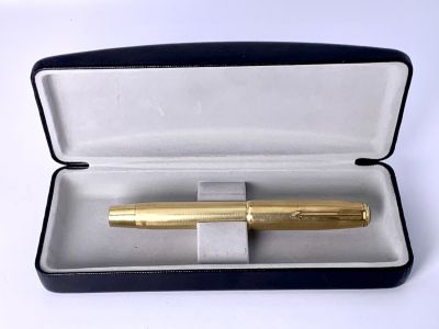 עט נובע PARKER VACUMATIC עם כיסוי עבודת צורף זהב 585 - 14 קרט עבודת יד על הגוף ועל המכסה - משקל 